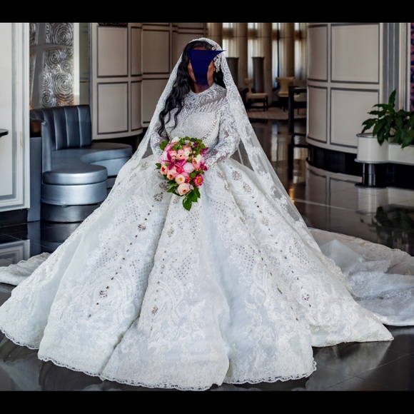 Beautiful Leo Almodal inspired gown with 13 feet + glitter veil with lace edge. - Picture 4 of 7